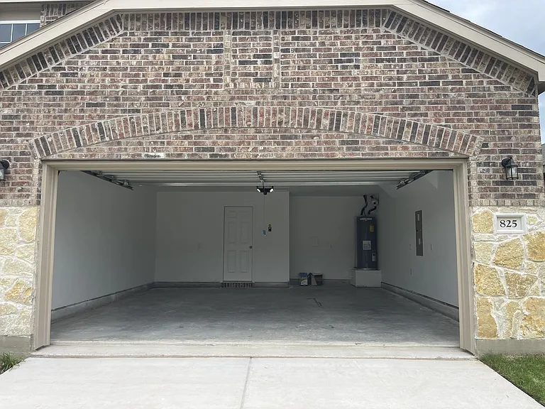 825 Breakwater Dr — Photo 2