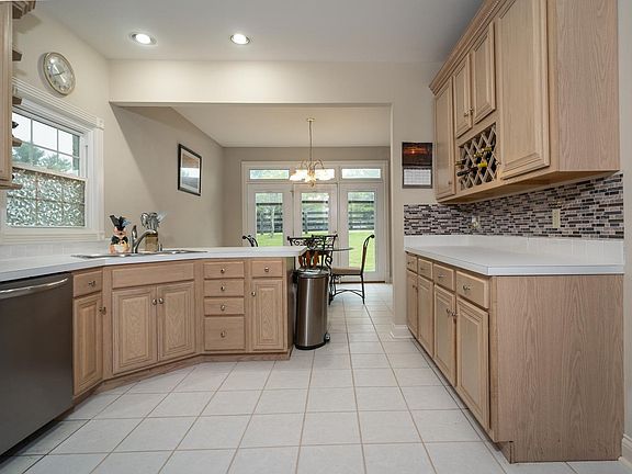 4th image of 220 Park Lakes Dr