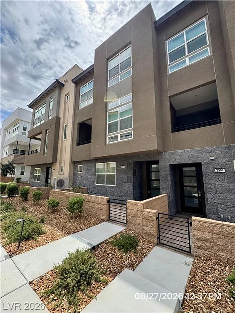 4-Bedroom Townhome in Inspirada with Covered Balcony — Photo 1