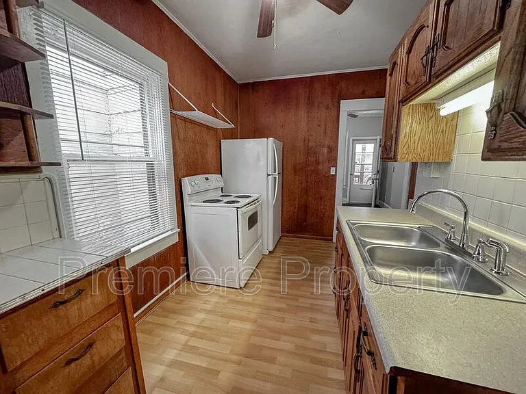 724 S Fuller Ave — Photo 3