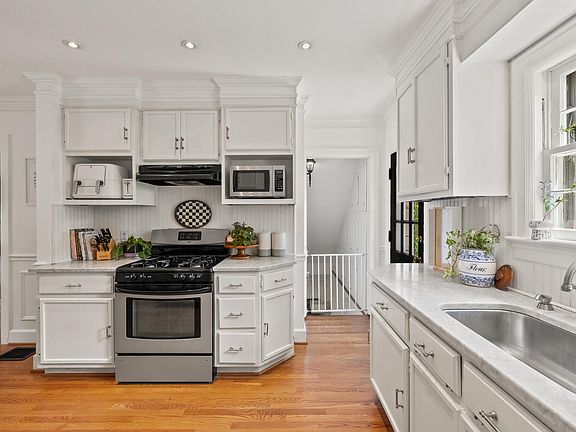 3rd image of 538 Woodbine Dr