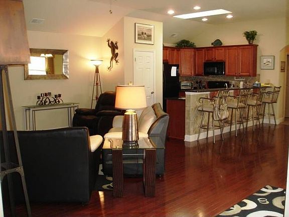 5th image of 225 Winthrope Dr
