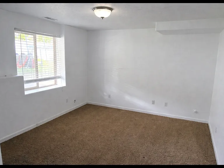 N Crestwood Cir — Photo 3