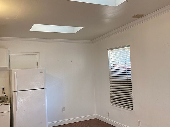 2nd image of 555 SW 11th Ave
