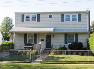 214 10th St, Hicksville, NY 11801
