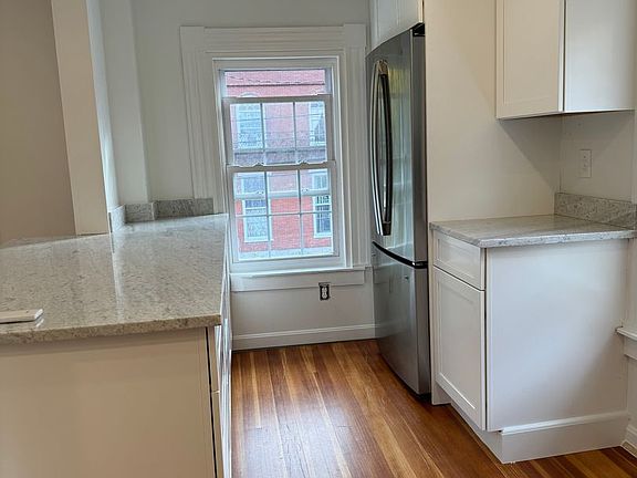 3rd image of 10-12 Lincoln St #10C