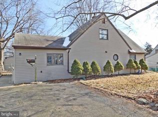 34 Hickory Ln, Levittown, PA