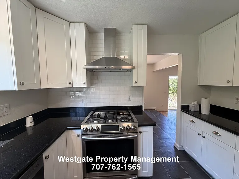 400 Smith Ct — Photo 10