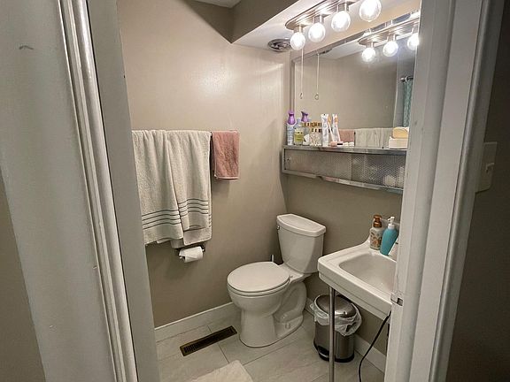 5th image of 2419 E Blaine Ave