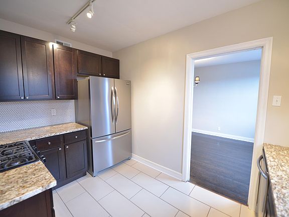 4th image of 7517 Oxford Dr