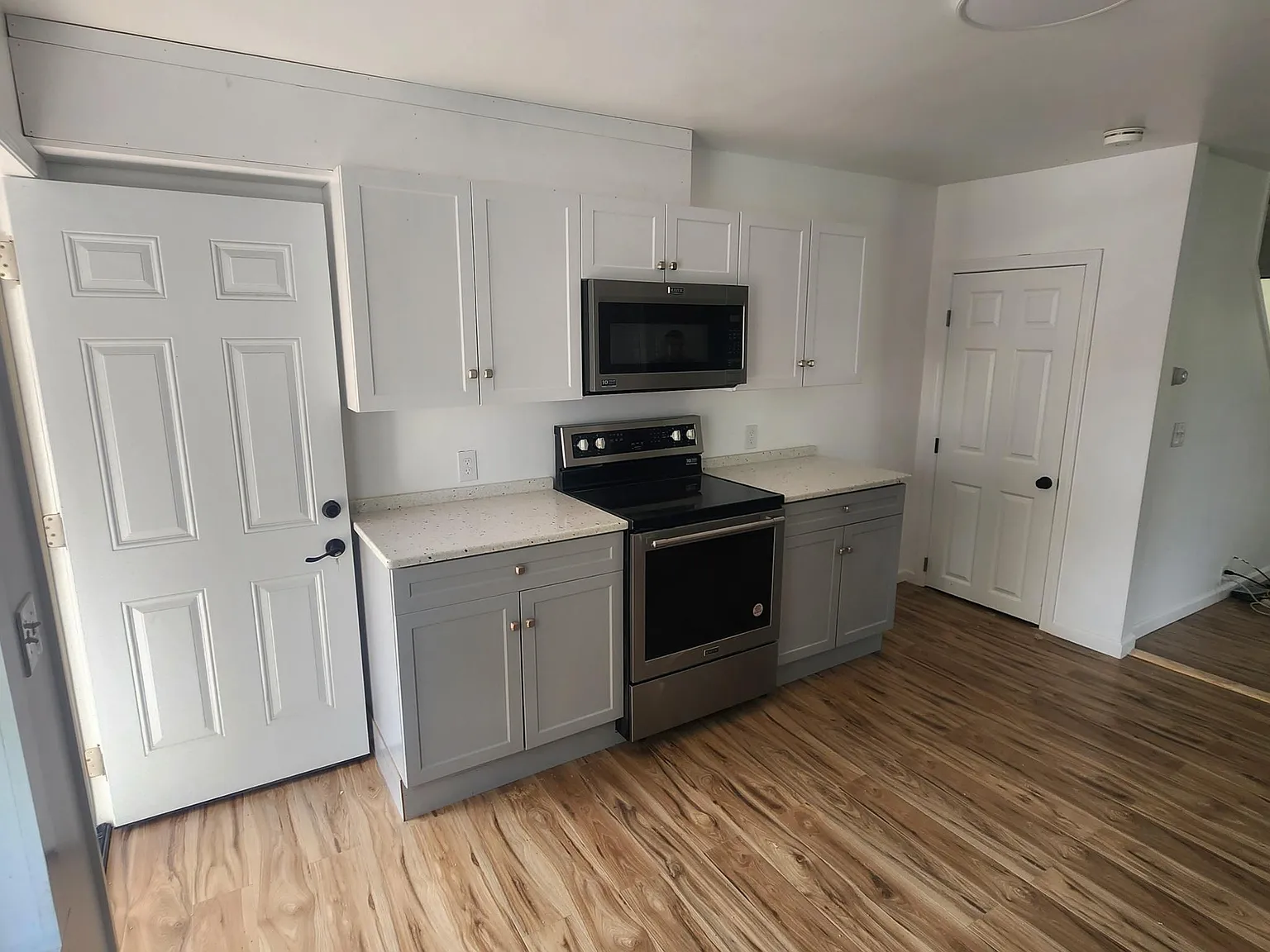 3 bed, 1.5 bath, 1100 sqft, $2,485 — Photo 2