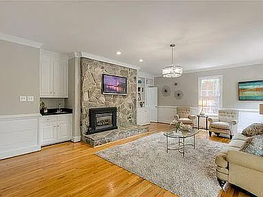5 bed, 4558 sqft, $4,800 — Photo 4