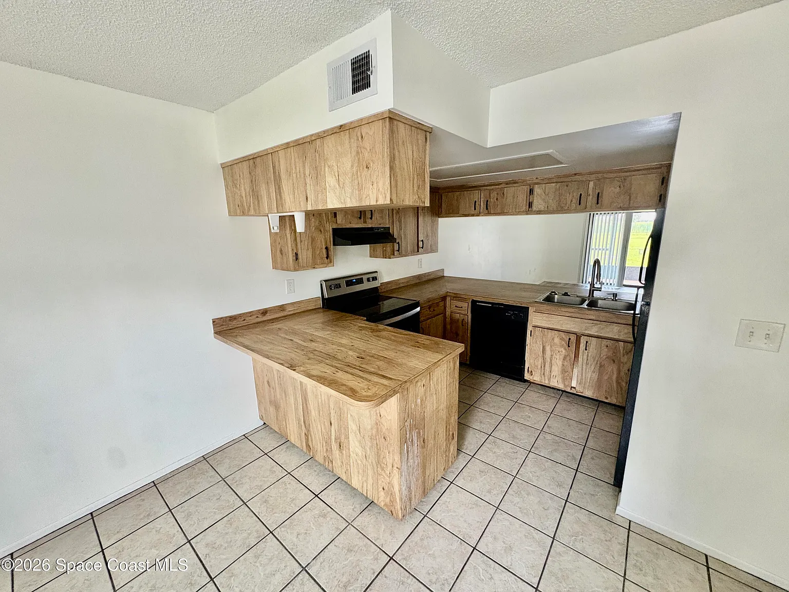 2 bed, 2.0 bath, 977 sqft, $1,650 — Photo 2