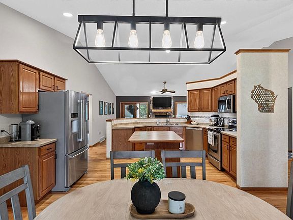 3rd image of 9239 CAMILLA COURT