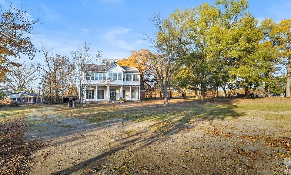 1st image of 215 Bell Ave