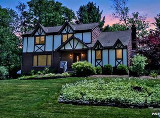 16 Weeden Dr, West Milford, NJ 07480