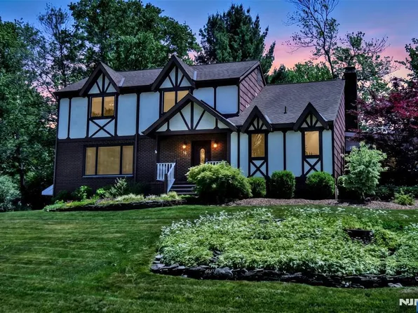 16 Weeden Dr, West Milford, NJ 07480