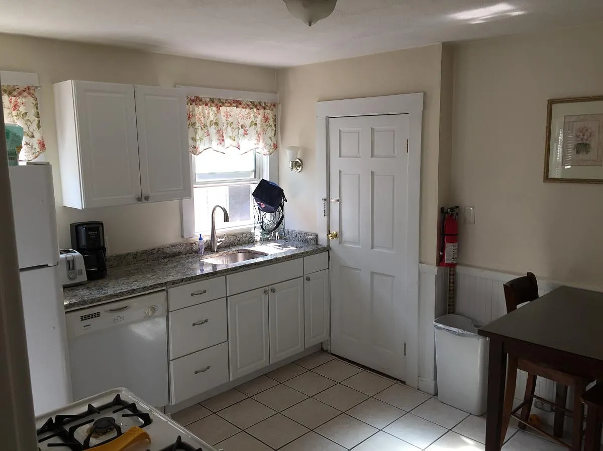4 bed, 2500 sqft, $3,600 — Photo 1