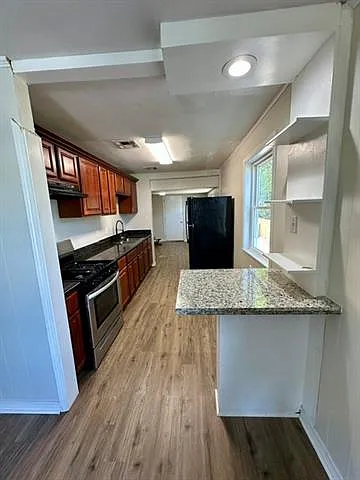 3 bed, 1.0 bath, 900 sqft, $1,500 — Photo 4