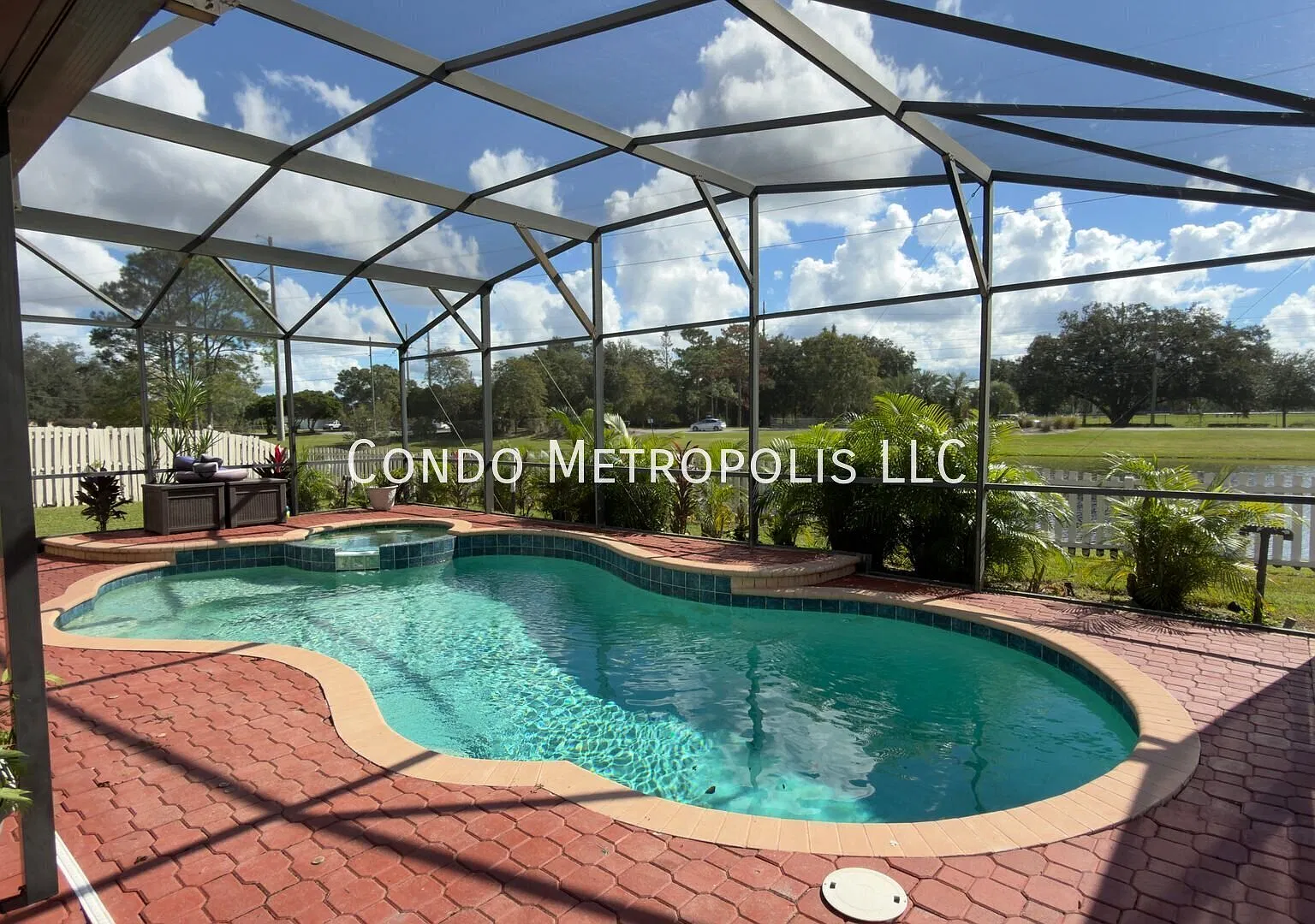 Large pool home — Photo 3