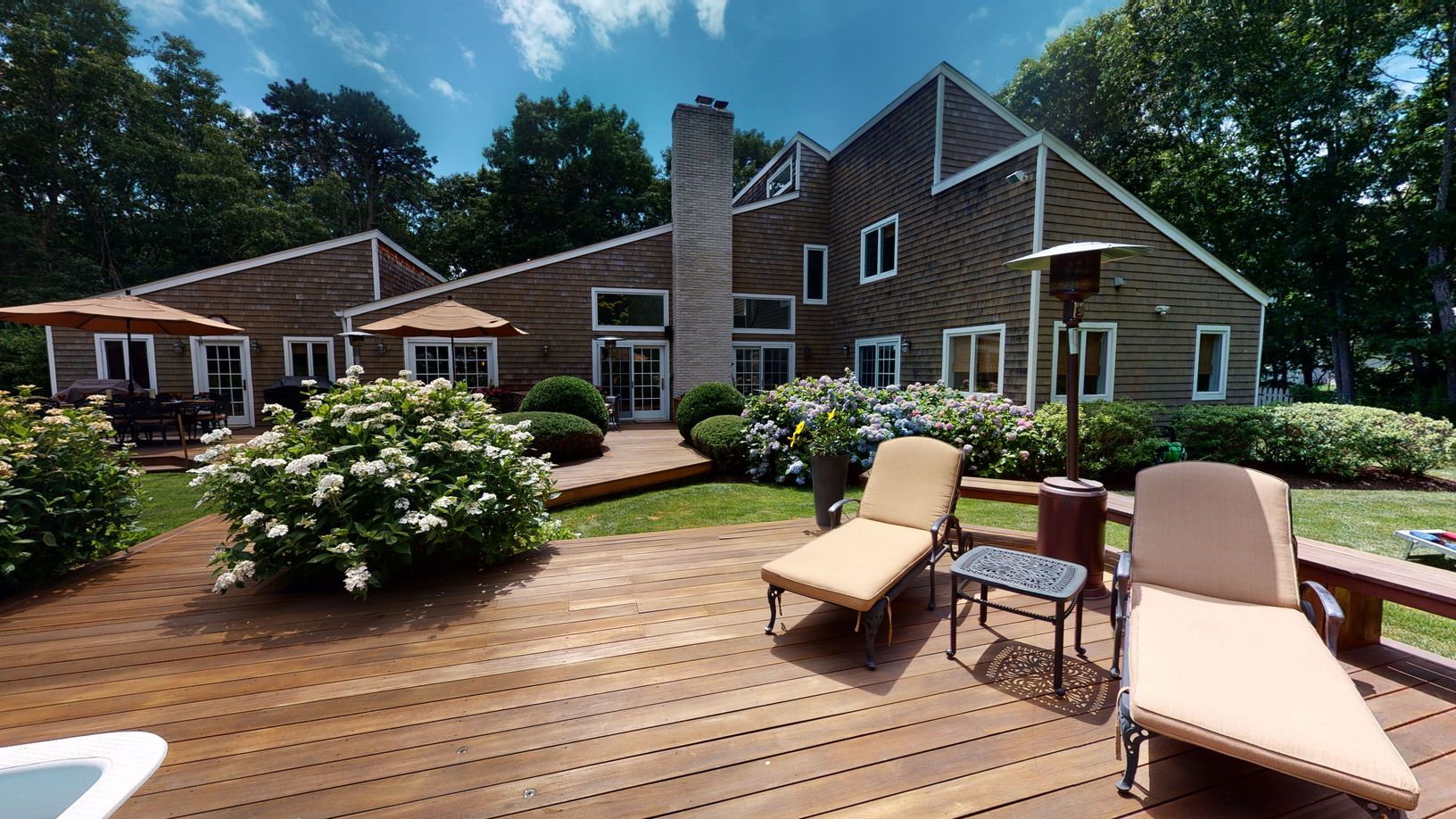  Huge deck
