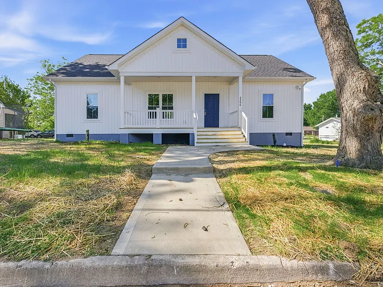 2206 Grant St — Photo 1