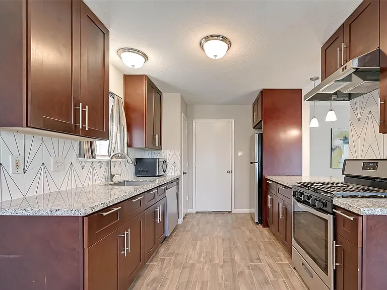 1003 Shadow Mountain Dr — Photo 14