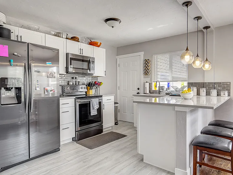 516 Newton St — Photo 3