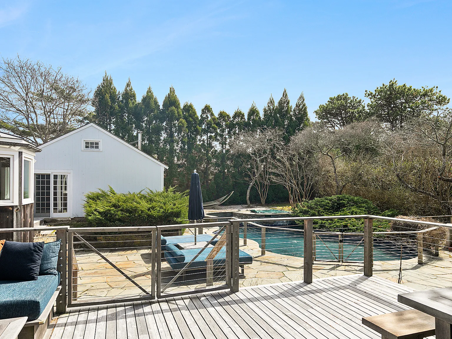 Charming Beach Cottage Retreat in Amagansett — Photo 2