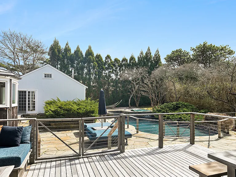 10 Hampton Ln — Photo 2