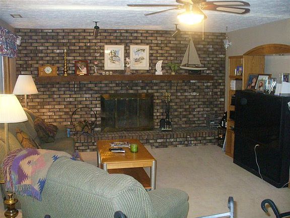3rd image of 5985 Embassy Dr