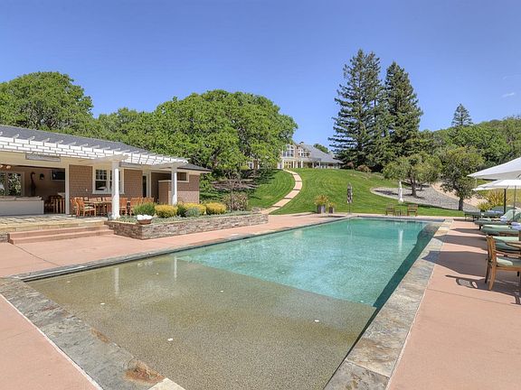 4th image of 5 Woodview Ln