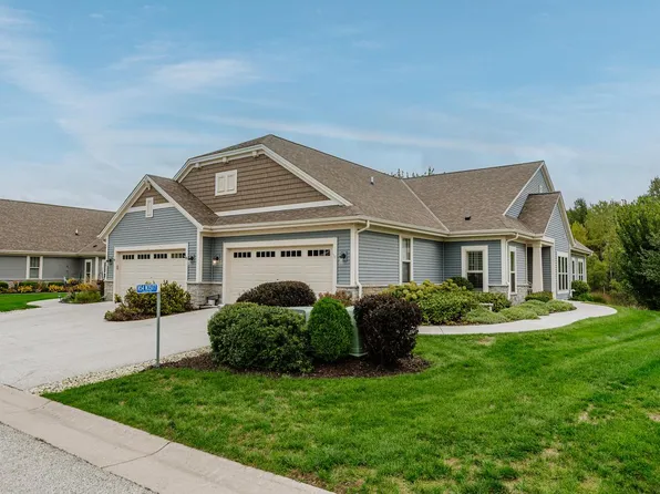N54W35177 Coastal AVENUE #40-2, Oconomowoc, WI 53066