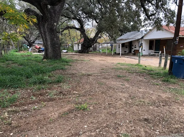 821 MARKET ST, Pleasanton, TX 78064