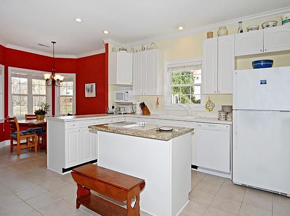 Gourmet Kitchen - Granite Counters & Island Cooktop