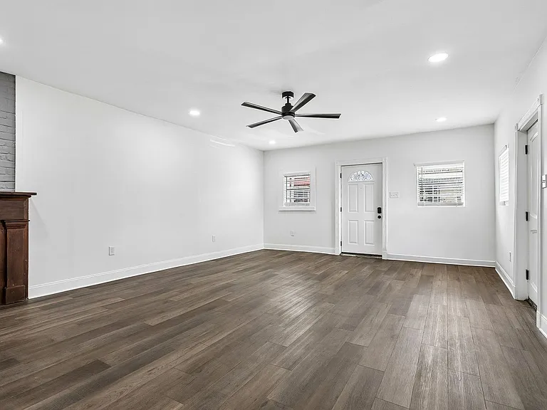 2221 Burgundy — Photo 3