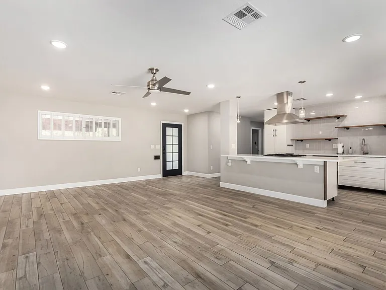 429 W Flower St — Photo 9