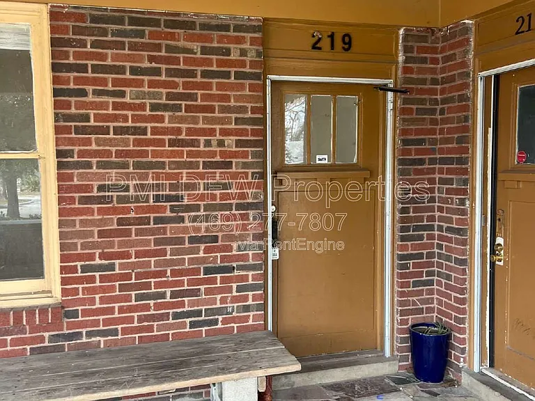 219 S Montreal Ave — Photo 2