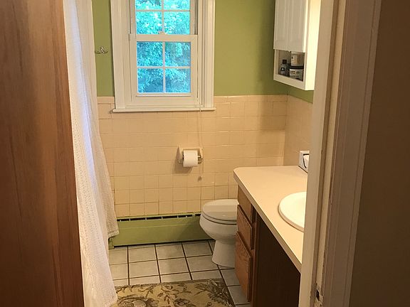 4th image of 18 Terrace Hill Dr