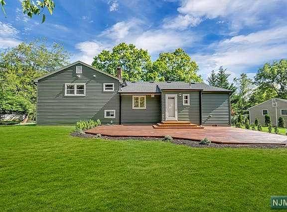 3rd image of 833 Rose Ct