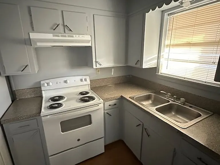 332 Waters St — Photo 8