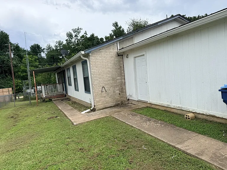 817 Lloyd Ln #A — Photo 1