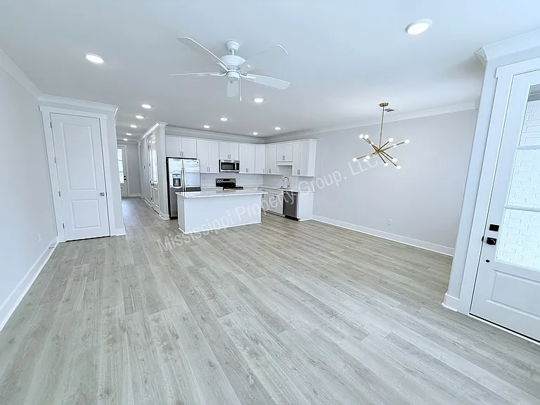 613 Miramar Ln — Photo 3