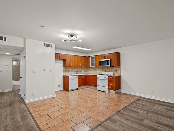 5th image of 6452 Woodley Ave Unit 2