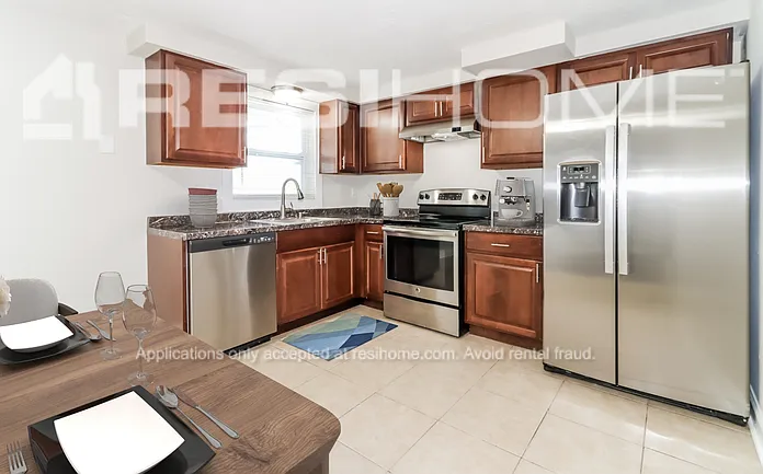 3 bed, 2.0 bath, 1447 sqft, $1,870 — Photo 2