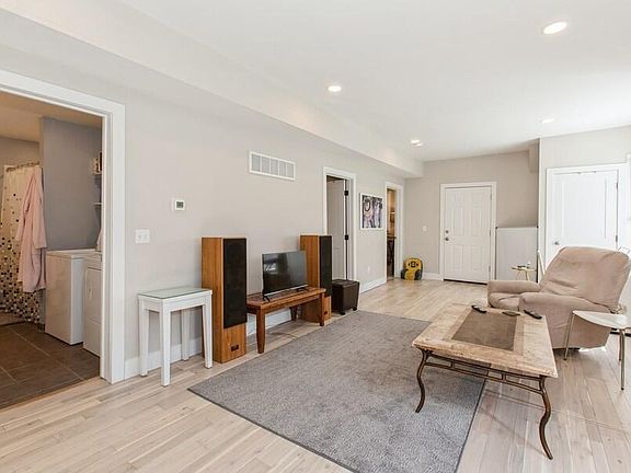 4th image of 1301 Wolcott Ave