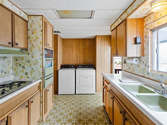 3rd image of 2 Wild Oak Drive