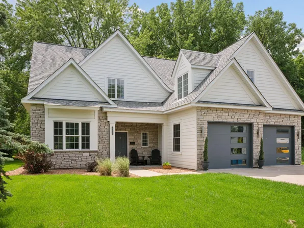 1032 Gardner St E, Wayzata, MN 55391