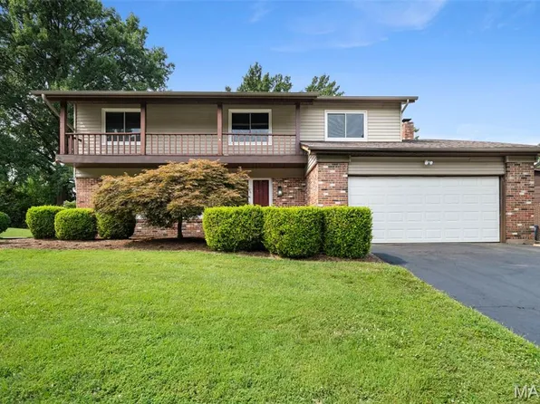12326 Woodline Dr, Saint Louis, MO 63141
