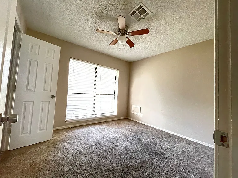 2 Bedroom 2 Bath Apartment w/ Washer and Dryer Connections — Photo 5